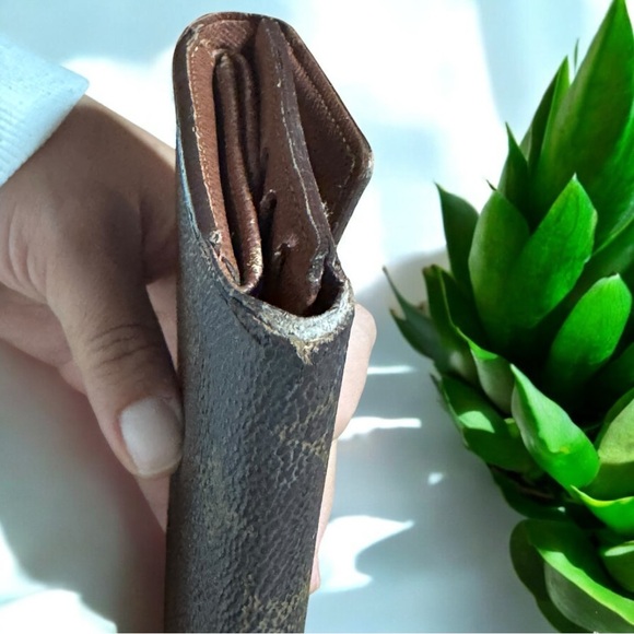 LOUIS VUITTON - Monogram Tri-fold for Men and Women - Picture 10 of 14